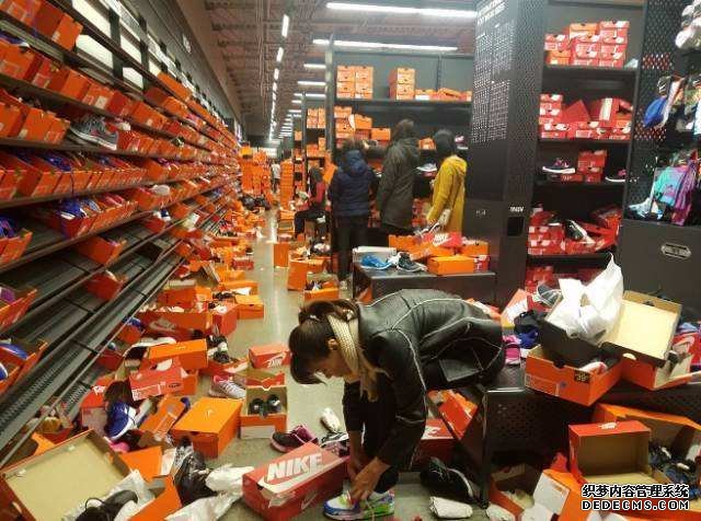 巨虧56億！救命耐克的不是美國(guó)人，竟然是中國(guó)的鞋販子